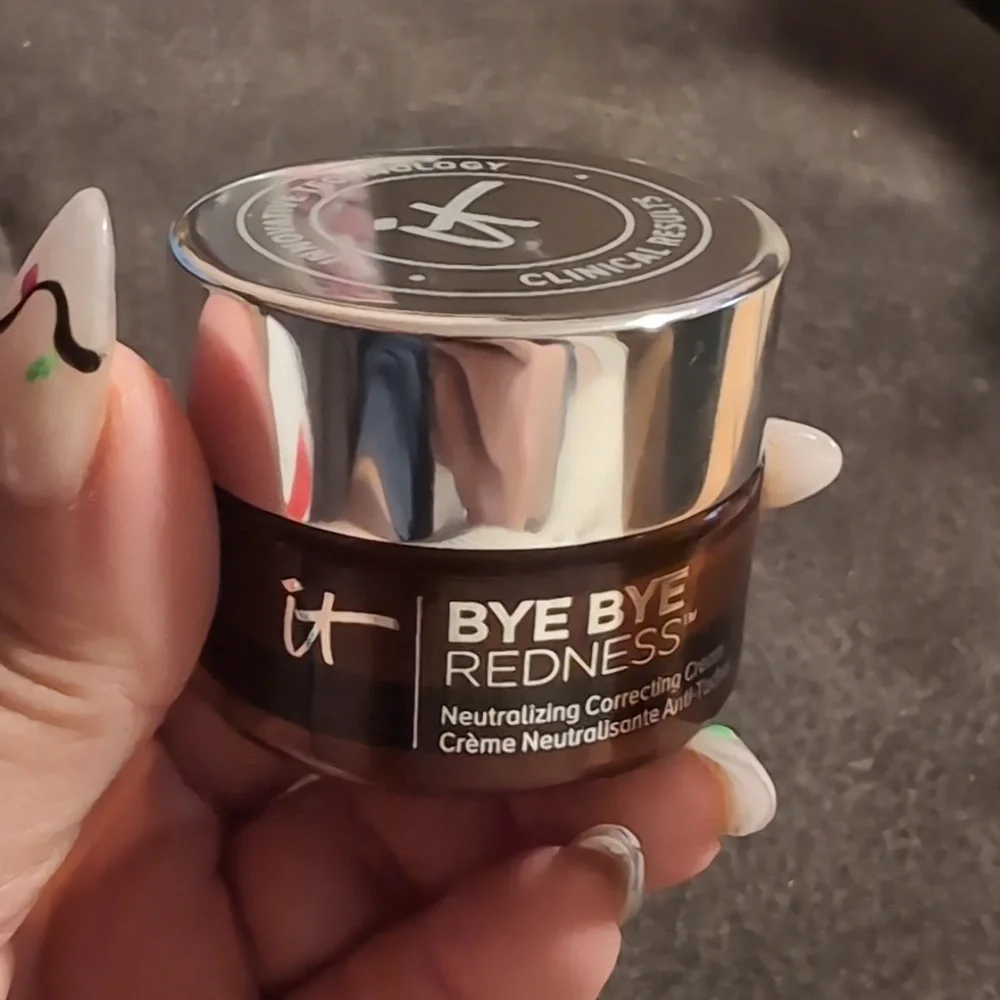 IT Cosmetics Bye Bye Redness in the Shade Light Beige 0.37oz